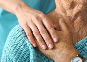 Chăm sóc người cao tuổi tại nhà