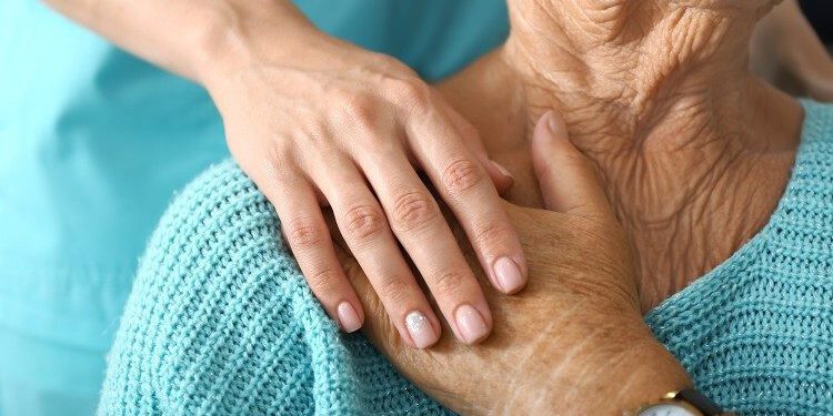 Chăm sóc người cao tuổi tại nhà